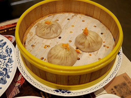 上海の「蟹太太　張楊路店（张杨路店）」の蟹粉小笼（上海蟹小籠包）