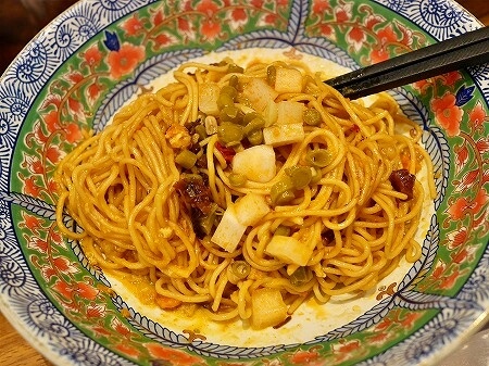 上海の「蟹太太　張楊路店（张杨路店）」の蟹黄面と薬味（蟹黄麺、蟹味噌ラーメン）