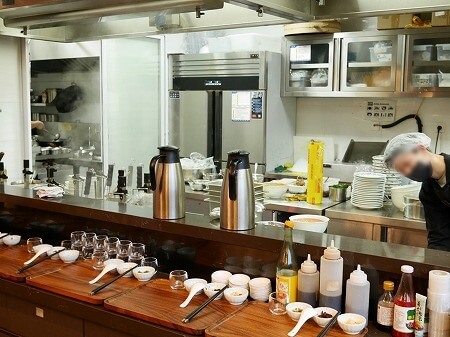 上海の「蟹太太　張楊路店（张杨路店）」の店内・厨房