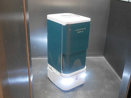 中国の上海のエレベーターに乗るロボット
