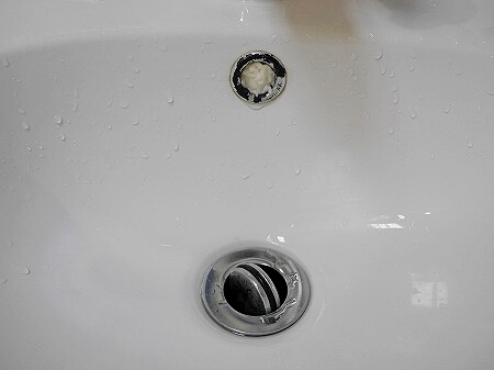上海浦東のトランジットにおすすめのホテル「ポッド イン厳選ホテル（上海龍陽路地下鉄駅新国際博覧センター）」の快適クイーンルームの洗面所