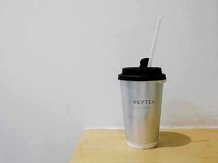 上海の龍陽路駅の「龍陽広場」のHEYTEA（喜茶）のジャスミンミルクティー（小奶茉）