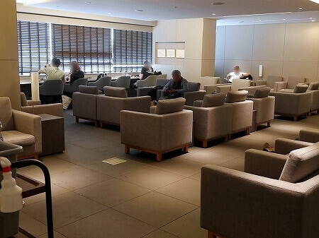 成田空港第2ターミナルの空港ラウンジ「I.A.S.S Superior Lounge -KoCoo-虚空」の席