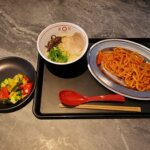 成田空港第2ターミナルの空港ラウンジ「I.A.S.S Superior Lounge -KoCoo-虚空」の「喫茶コクウ」の豚骨ラーメンとナポリタン