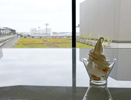 成田空港第2ターミナルの空港ラウンジ「I.A.S.S Superior Lounge -KoCoo-虚空」の「喫茶コクウ」のソフトクリーム