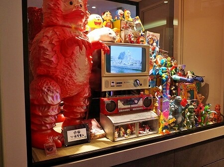 成田空港第2ターミナルの空港ラウンジ「I.A.S.S Superior Lounge -KoCoo-虚空」の喫茶店エリアのディスプレイ
