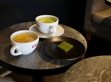 成田空港第2ターミナルの空港ラウンジ「I.A.S.S Superior Lounge -KoCoo-虚空」のコスタコーヒーと抹茶チョコレート