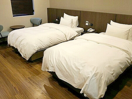 【宿泊記】韓国、大邱のおすすめホテル「Hotel Fox Arthall」のデラックスツインルームの室内、ベッド