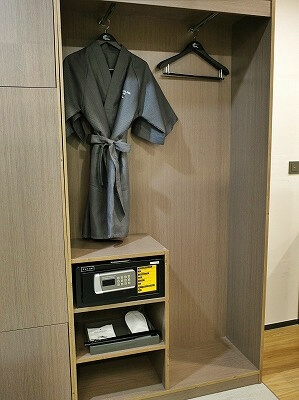 【宿泊記】韓国、大邱のおすすめホテル「Hotel Fox Arthall」のデラックスツインルームの室内、金庫、スリッパ、室内着（パジャマ）