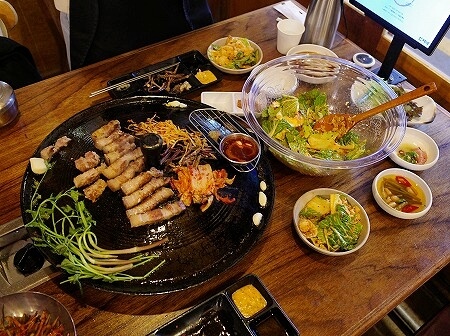 韓国の大邱の「マンジェネ三徳本店」のサムギョプサル
