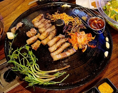 韓国の大邱の「マンジェネ三徳本店」のサムギョプサル