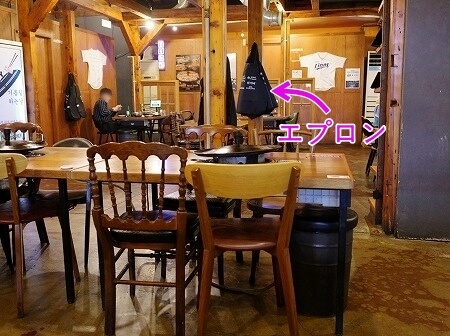 韓国の大邱の「マンジェネ三徳本店」の店内・席とエプロン