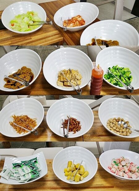 大邱のおすすめホテル「Hotel Fox Arthall」の朝食ビュッフェ、キムチなど