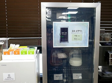 大邱のおすすめホテル「Hotel Fox Arthall」の朝食の梅ジュースと牛乳とお茶
