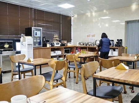 大邱のおすすめホテル「Hotel Fox Arthall」の朝食会場と朝食ビュッフェ